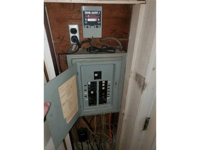 Attention investors, flippers, handy-women. This house needs a - photo 18