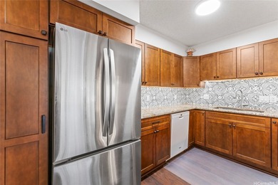 Price Change! RARE 3-bedroom, Upgraded 2-full bath, PET FRIENDLY - photo 2