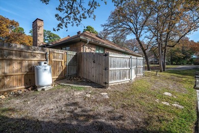 Absolutely stunning, fully updated home in the exclusive - photo 11