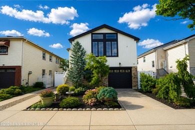 Welcome to 27 Tynan Street, a truly one-of-a-kind custom - photo 2