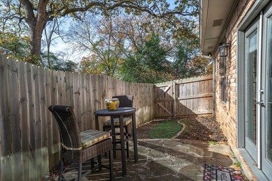 Absolutely stunning, fully updated home in the exclusive - photo 13