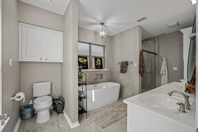 Absolutely stunning, fully updated home in the exclusive - photo 18