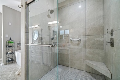 Absolutely stunning, fully updated home in the exclusive - photo 21