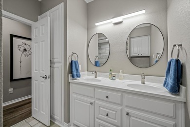 Absolutely stunning, fully updated home in the exclusive - photo 27