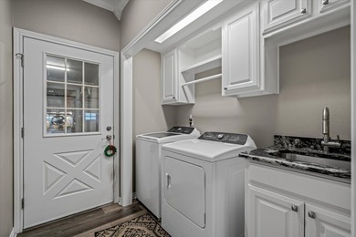 Absolutely stunning, fully updated home in the exclusive - photo 29
