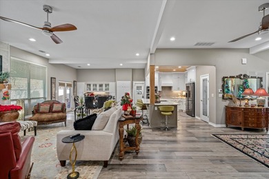 Absolutely stunning, fully updated home in the exclusive - photo 36