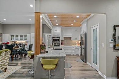 Absolutely stunning, fully updated home in the exclusive - photo 37