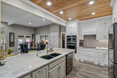 Absolutely stunning, fully updated home in the exclusive - photo 38