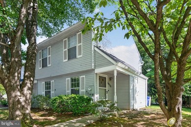 Welcome to this charming end-unit duplex featuring 3 bedrooms - photo 1