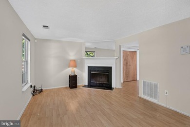 Welcome to this charming end-unit duplex featuring 3 bedrooms - photo 2