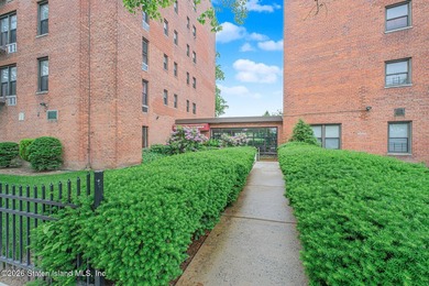 Beautifully renovated 2-bedroom condo in a phenomenal location! - photo 2