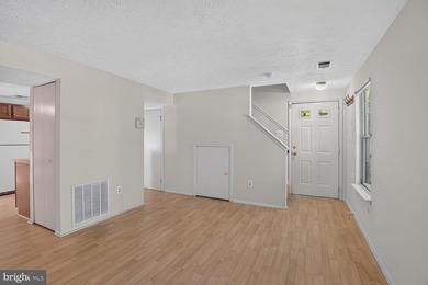 Welcome to this charming end-unit duplex featuring 3 bedrooms - photo 3