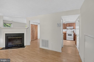 Welcome to this charming end-unit duplex featuring 3 bedrooms - photo 4