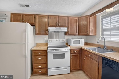 Welcome to this charming end-unit duplex featuring 3 bedrooms - photo 5