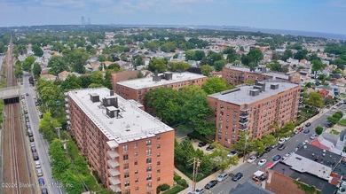 Beautifully renovated 2-bedroom condo in a phenomenal location! - photo 5