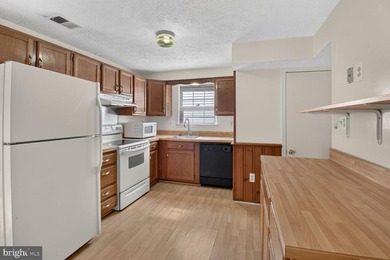 Welcome to this charming end-unit duplex featuring 3 bedrooms - photo 6