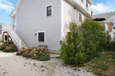 Rare downtown Vineyard Haven compound offering! A unique - photo 4