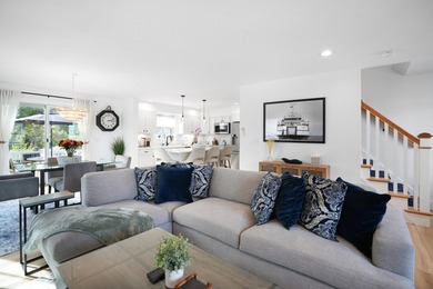 Rare downtown Vineyard Haven compound offering! A unique - photo 9