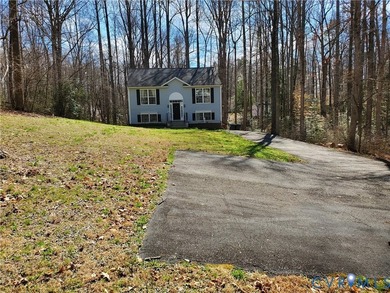 Very Nice Well Maintained Split Foyer on Full 1 Acre Corner - photo 3