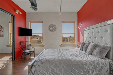 Elevated urban sophistication awaits in the heart of downtown - photo 7