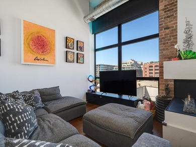 SOARING CEILINGS. EXPOSED BRICK. TRUE WEST LOOP PENTHOUSE LIVING - photo 8