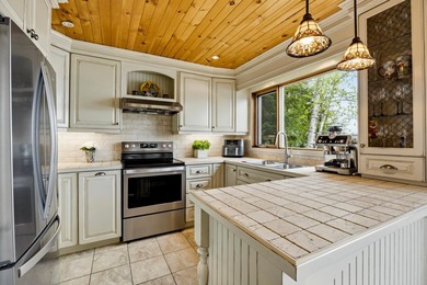 Charming cottage-style property offering an exceptional 260 feet - photo 8