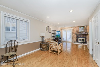 Beautiful extra-large single-family semi that offers the space - photo 8