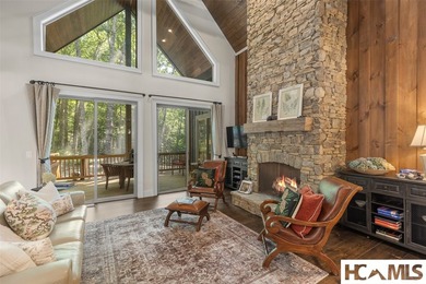Thoughtfully built by renowned Ferncreek Builders, this - photo 8