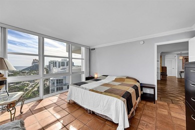 Rarely available south-facing upper-floor end unit! This bright - photo 14