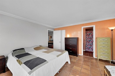 Rarely available south-facing upper-floor end unit! This bright - photo 16
