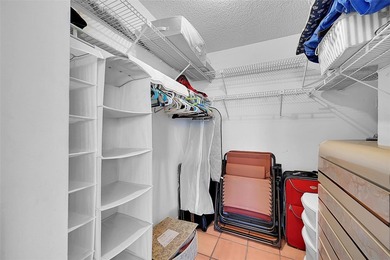 Rarely available south-facing upper-floor end unit! This bright - photo 18