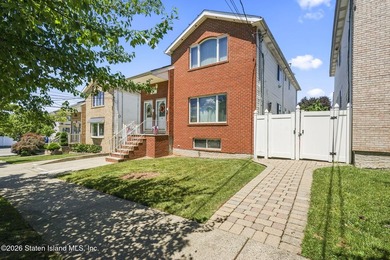 Welcome to this stunning and meticulously maintained 6-over-6 - photo 2
