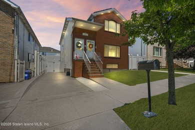 Welcome to this stunning and meticulously maintained 6-over-6 - photo 3