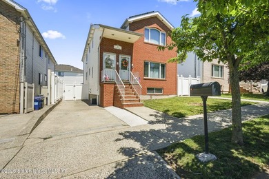 Welcome to this stunning and meticulously maintained 6-over-6 - photo 4