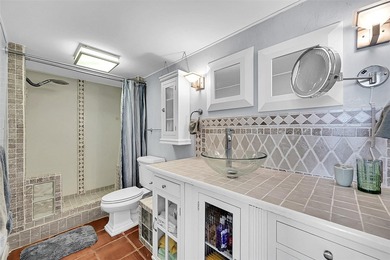 Rarely available south-facing upper-floor end unit! This bright - photo 32
