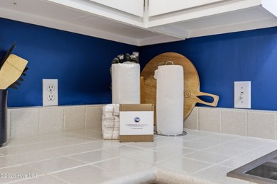 A sprawling 789 sq ft. TOP FLOOR, producing unit in the Tropical - photo 14