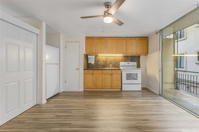 Rarely available apartment building in Waikiki, offering strong - photo 10