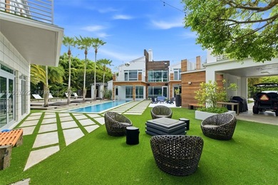 Experience unparalleled modern luxury in this spectacular split - photo 2