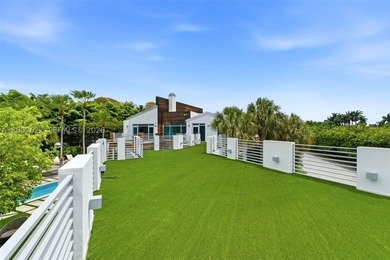 Experience unparalleled modern luxury in this spectacular split - photo 6