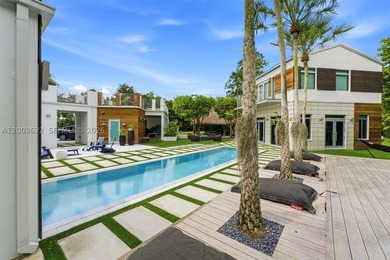 Experience unparalleled modern luxury in this spectacular split - photo 7