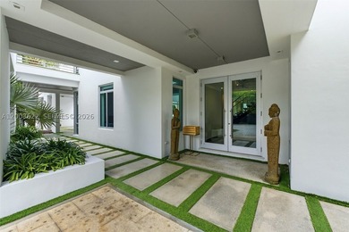Experience unparalleled modern luxury in this spectacular split - photo 8