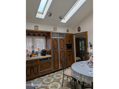 Welcome to an exceptional opportunity at 653 Hylan Boulevard, a - photo 10