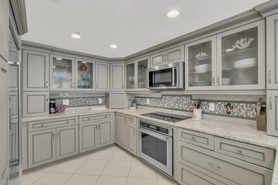 DON'T LET THIS ONE SLIP AWAY! 3 bed/3 bath corner unit with - photo 4