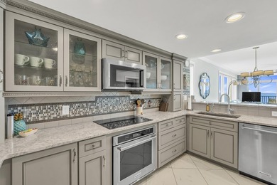 DON'T LET THIS ONE SLIP AWAY! 3 bed/3 bath corner unit with - photo 6
