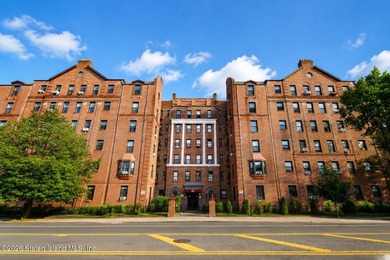 Welcome home to this bright and airy one-bedroom co-op, ideally - photo 1