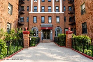 Welcome home to this bright and airy one-bedroom co-op, ideally - photo 2