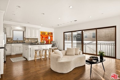 Just two homes in from the sand, this inviting home offers an - photo 18