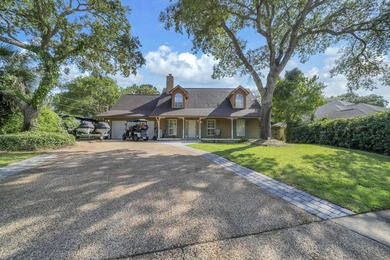 Waterfront in the heart of Destin. This spacious lakefront home - photo 3