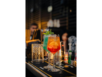 Turnkey restaurant and bar opportunity located in the heart of - photo 1