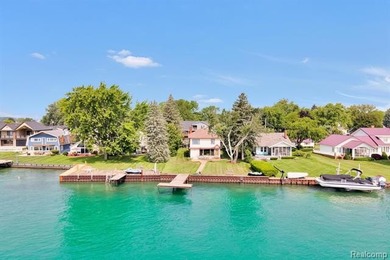 Waterfront, North Channel/Lake Saint Clair. This Estate offers 5 - photo 2